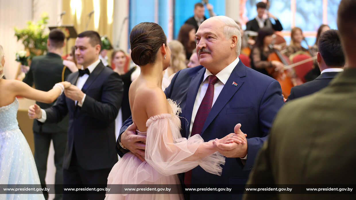 Республиканский новогодний бал для молодёжи принял Дворец Независимости