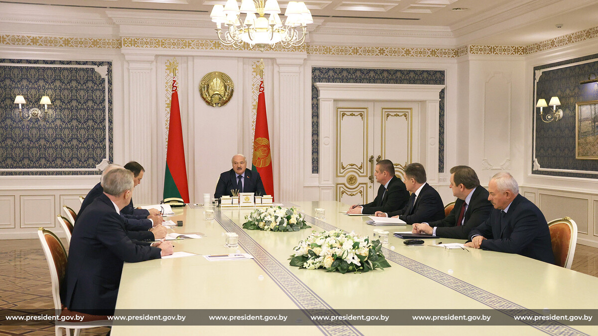 Задачи по итогам зарубежных визитов поставил Президент