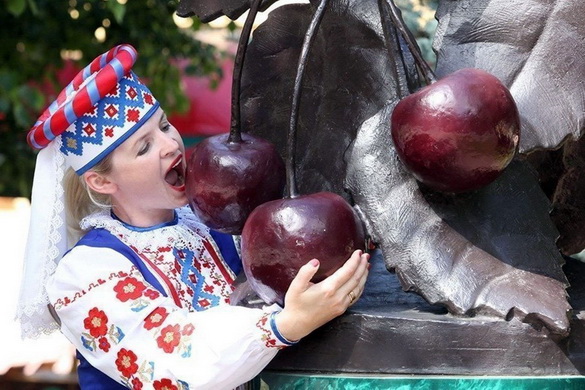 «Звычайныя гісторыі. Пра Сікораўскія яблыкі, вішнёвы фестываль і помнікі гародніне». Радыёблог Валянціны Стэльмах (аўдыё)
