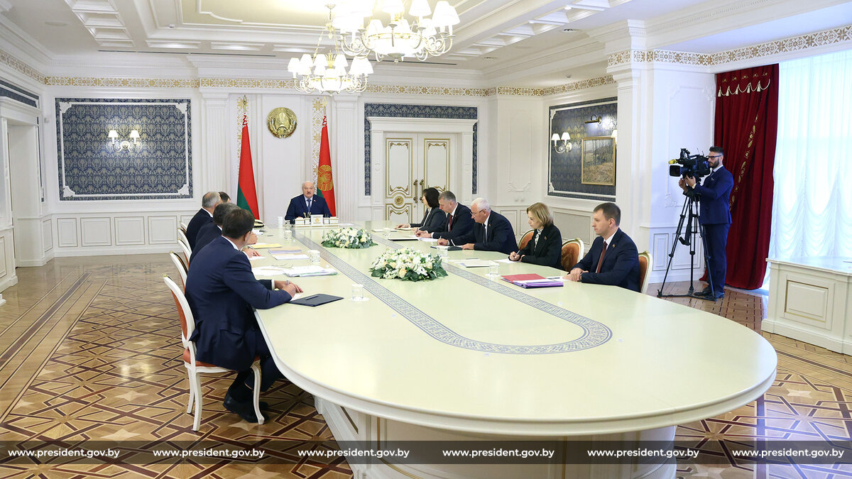 Президент Беларуси Александр Лукашенко собрал совещание по международным вопросам 