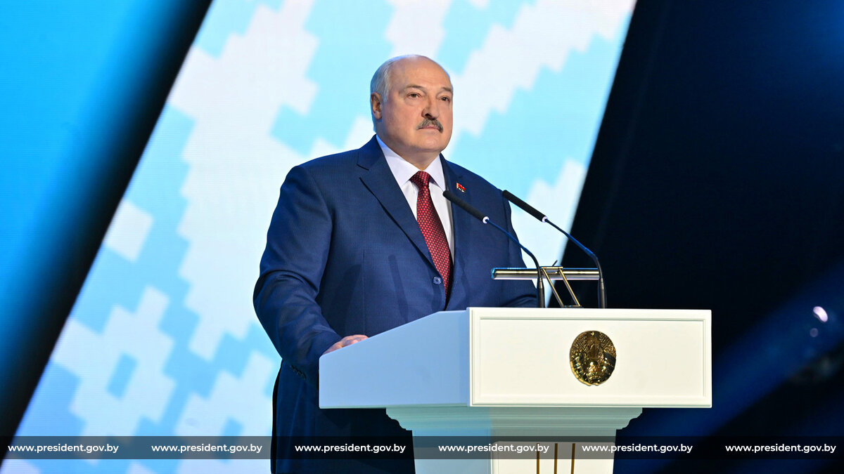 Президент Беларуси поздравил соотечественниц с самым трогательным и душевным осенним праздником - Днем матери