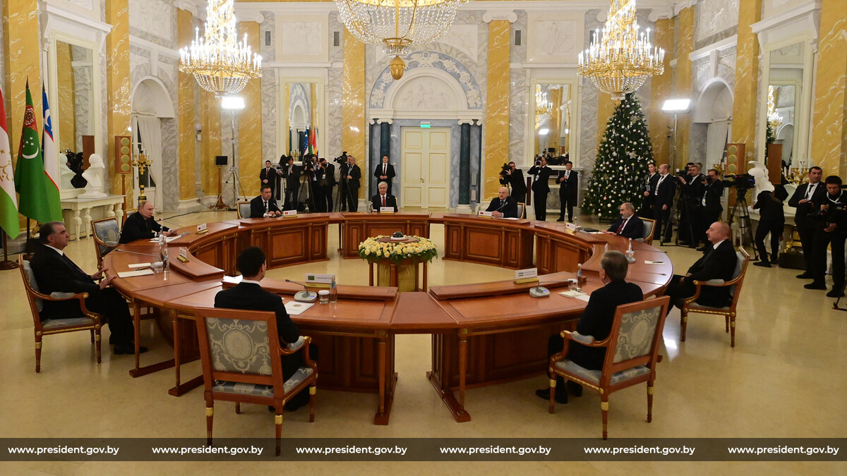 Президент Беларуси Александр Лукашенко 26 декабря принял участие в неформальной встрече лидеров стран СНГ