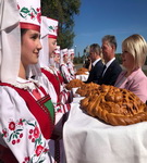 Хлебны каравай лоеўскіх працаўніц – «Свая зямля»