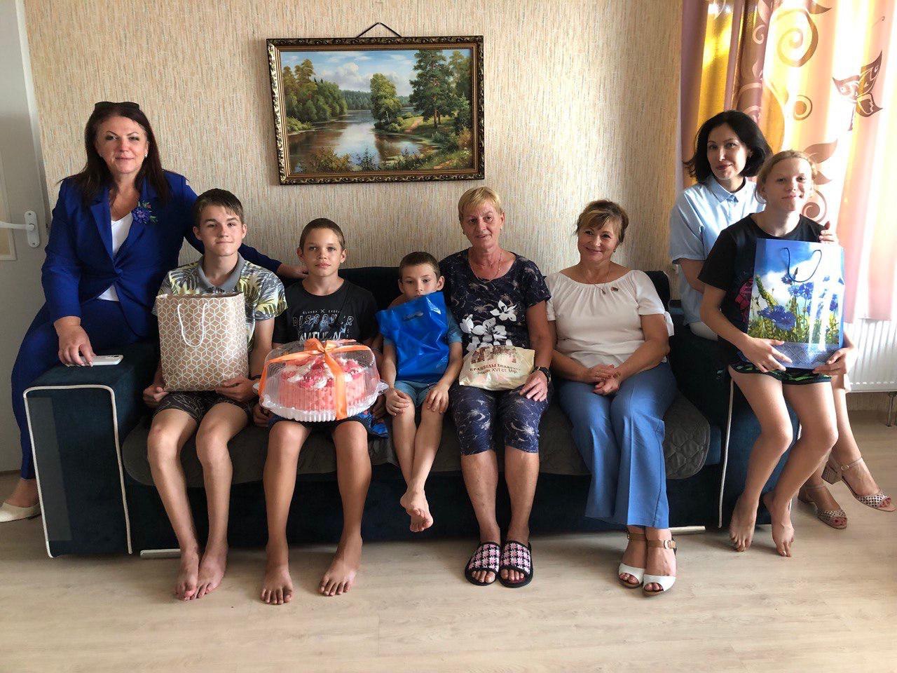 Активистки БСЖ Белтелерадиокомпании присоединились к акции «Соберём портфель вместе» в Глусском районе