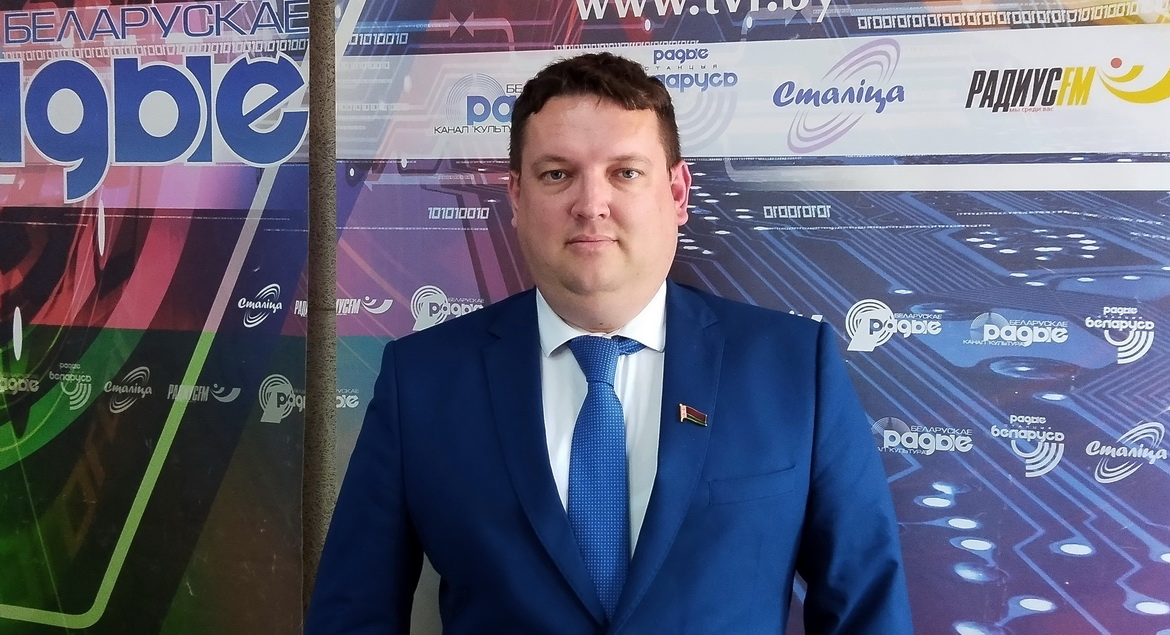 Посталовский с результатами исследований о роли белорусской женщины в науке, образовании и не только