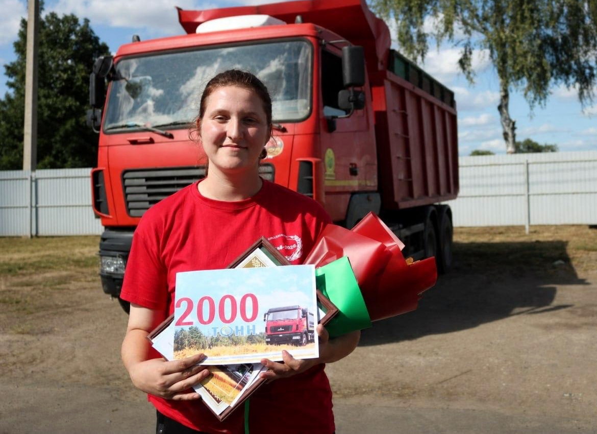 Труженицы Лоевского района стали лауреатами акции «Женщины на жатве-2026»